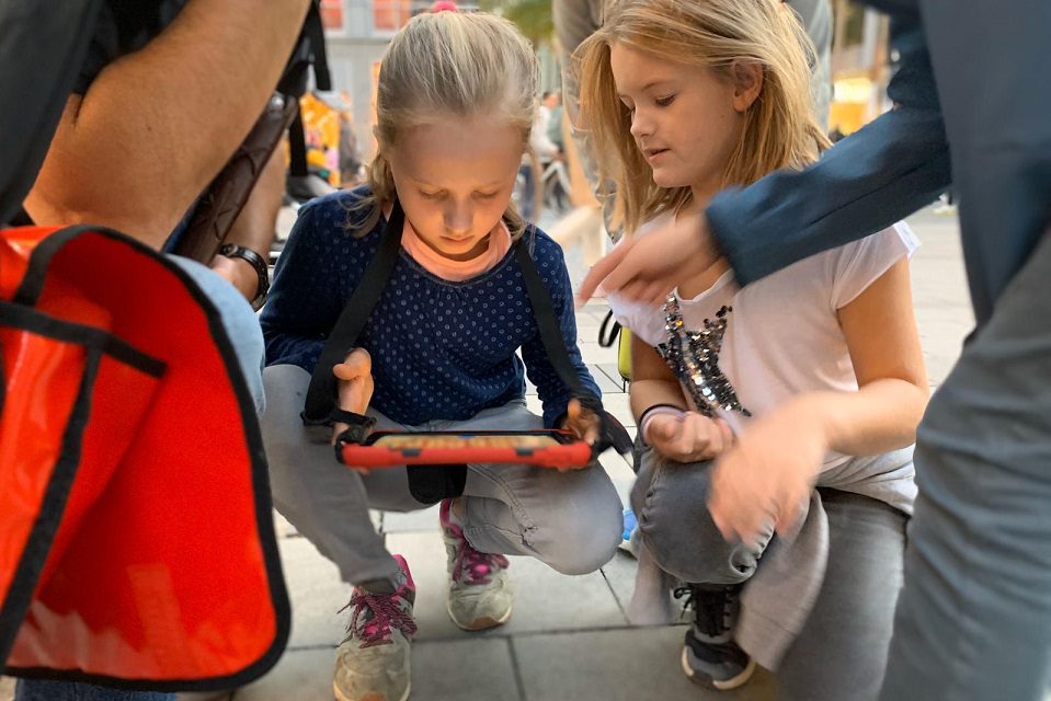 Mädchen nutzen ein iPad für die Schatzsuche
